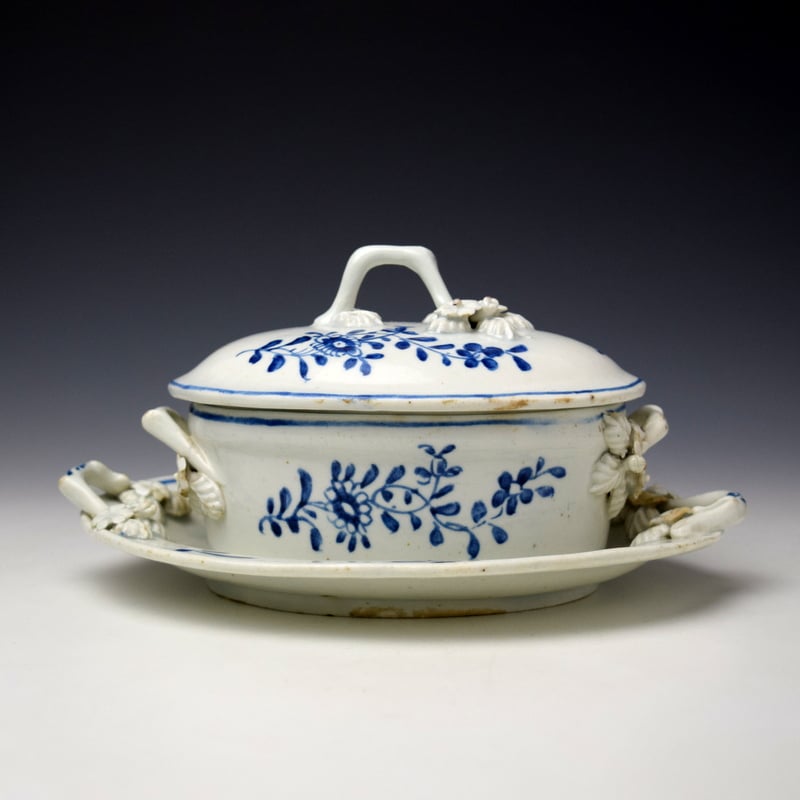 Lowestoft Daisy Pattern Butter Tub Cover and Stand c1770-75 (2)