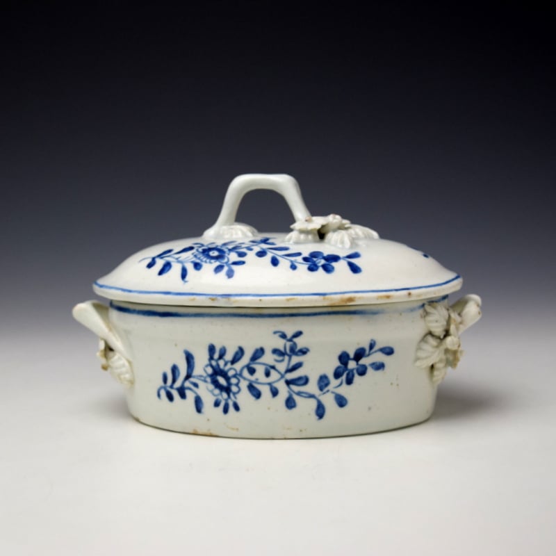 Lowestoft Daisy Pattern Butter Tub Cover and Stand c1770-75 (3)