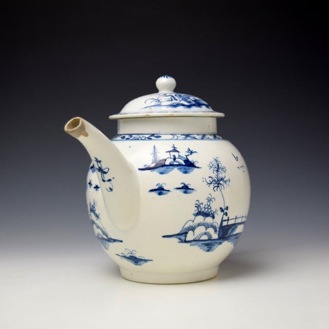 Lowestoft Longbridge and House Pattern Teapot and Cover c1770-80 (2)