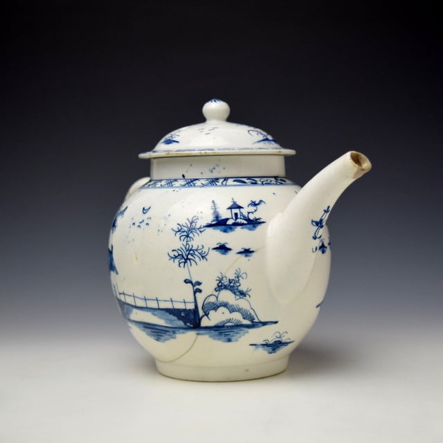 Lowestoft Longbridge and House Pattern Teapot and Cover c1770-80 (3)