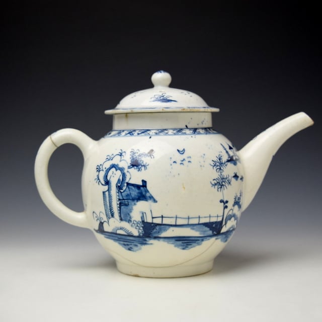 Lowestoft Longbridge and House Pattern Teapot and Cover c1770-80 (4)