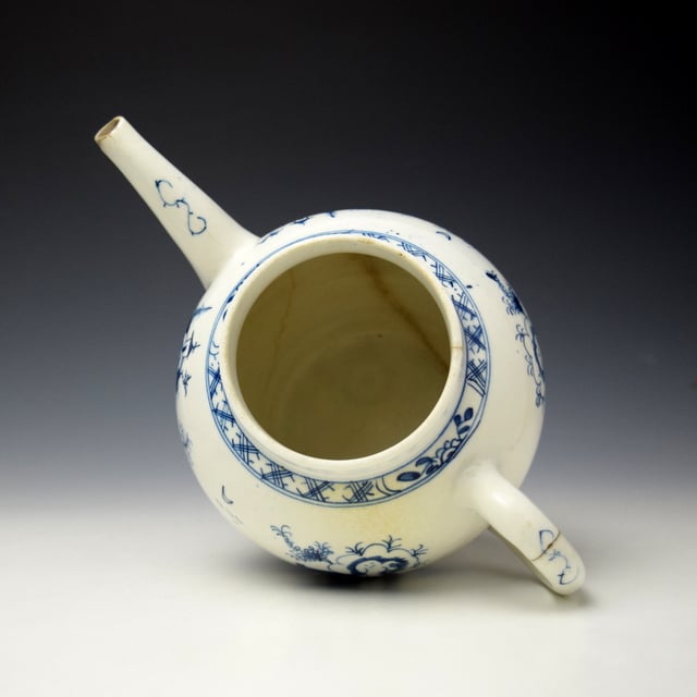 Lowestoft Longbridge and House Pattern Teapot and Cover c1770-80 (7)