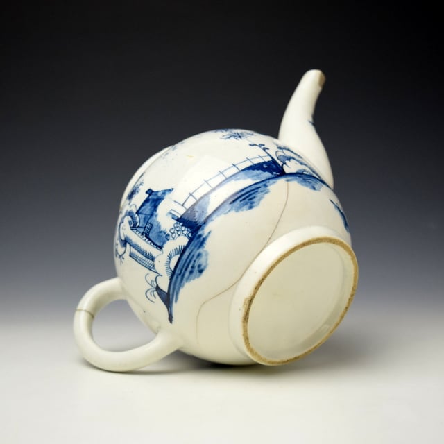 Lowestoft Longbridge and House Pattern Teapot and Cover c1770-80 (8)