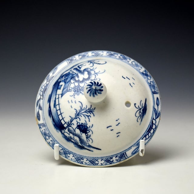 Lowestoft Longbridge and House Pattern Teapot and Cover c1770-80 (9)