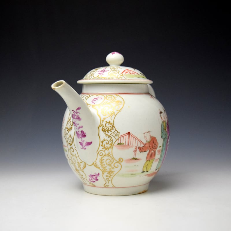 Lowestoft Mandarin Man Holding a Flag Pattern Teapot and Cover c1785-90 (2)