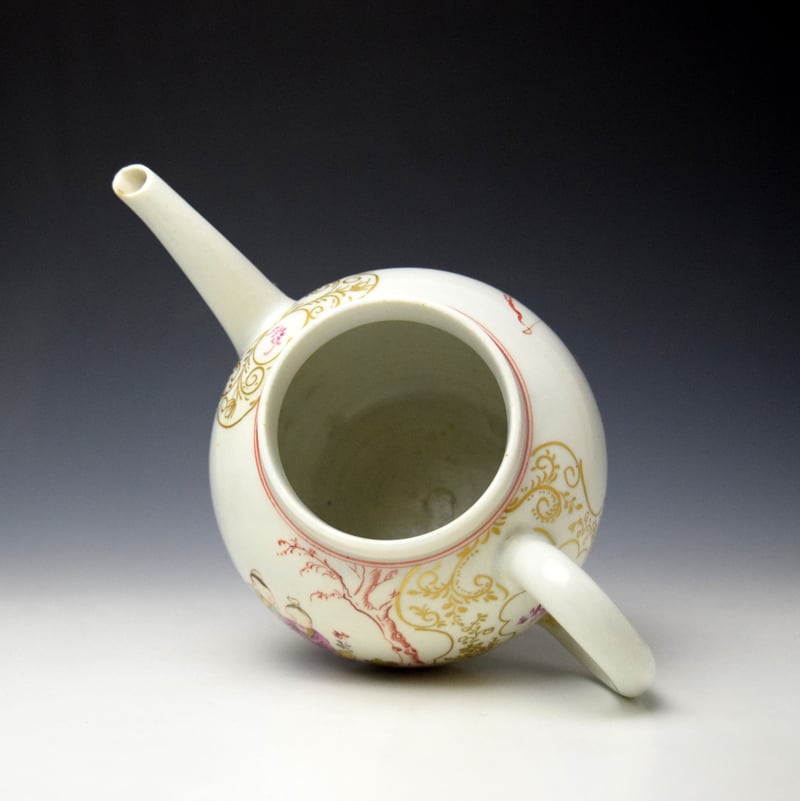 Lowestoft Mandarin Man Holding a Flag Pattern Teapot and Cover c1785-90 (7)