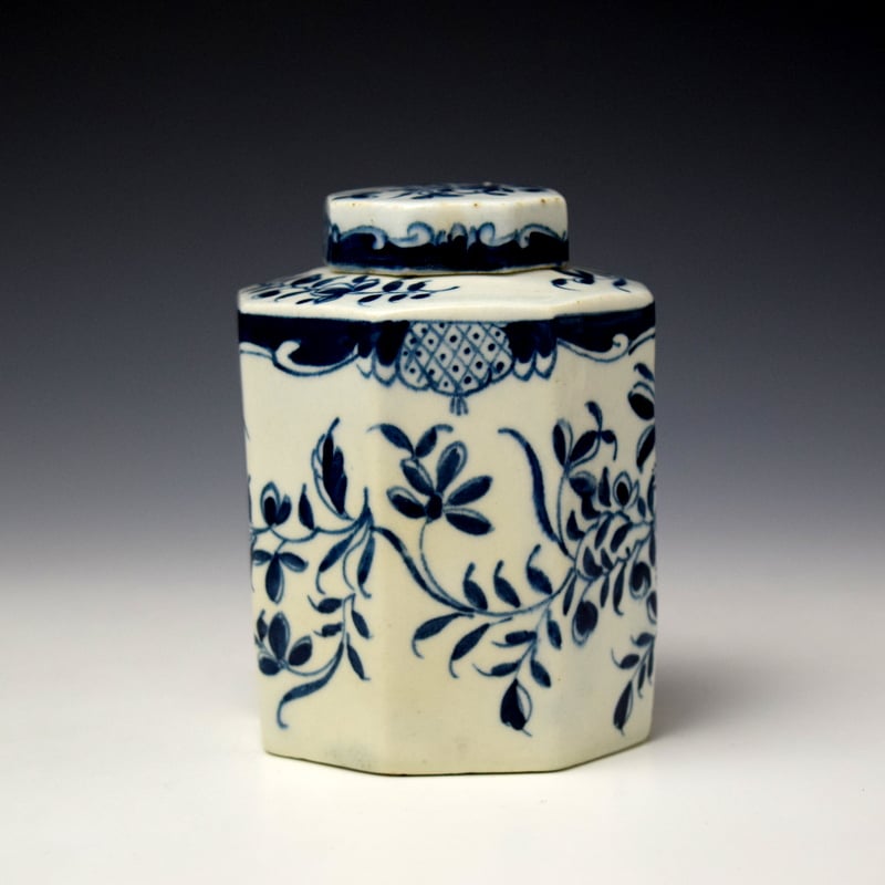 Lowestoft Mansfield Pattern Octagonal Teacanister and Cover c1768-70 (2)