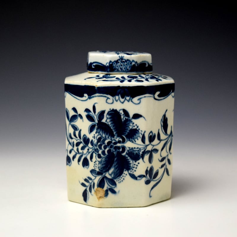 Lowestoft Mansfield Pattern Octagonal Teacanister and Cover c1768-70 (3)