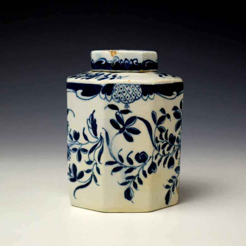 Lowestoft Mansfield Pattern Octagonal Teacanister and Cover c1768-70 (4)