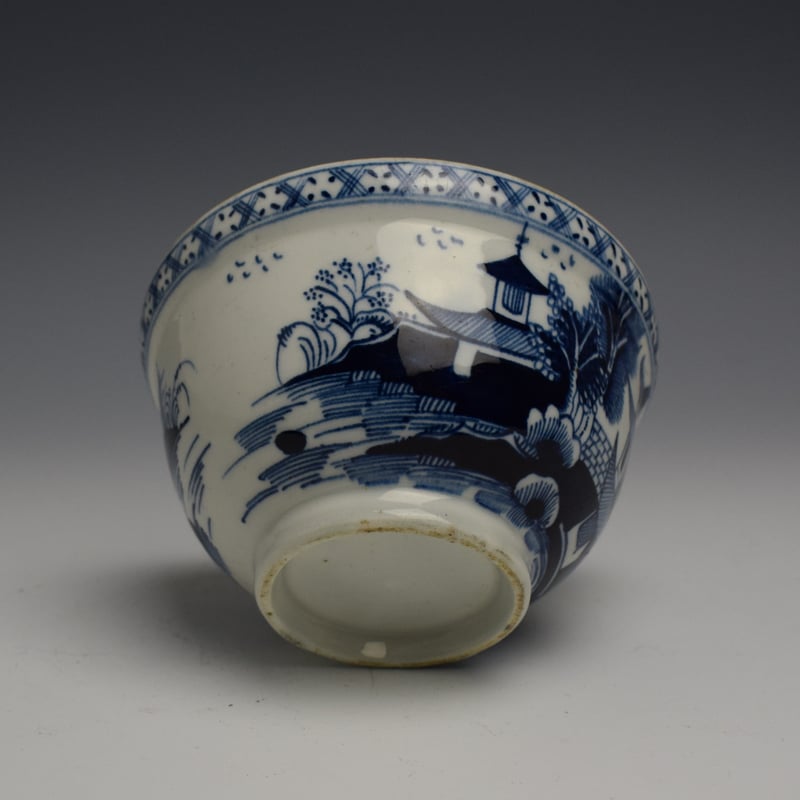 Lowestoft Pagoda and Willow Pattern Sugar Bowl c1780 (5)