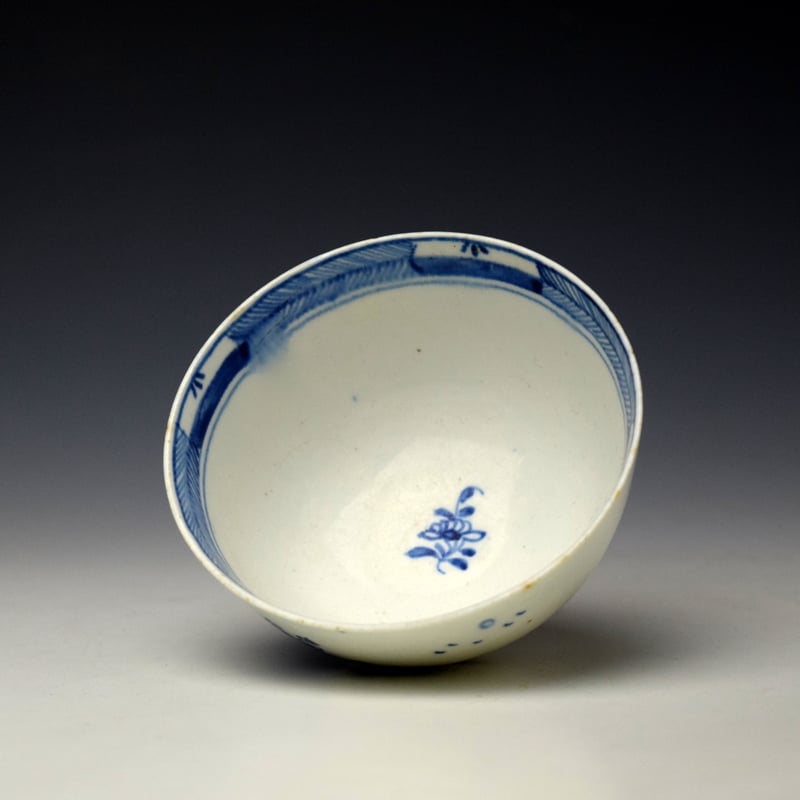 Lowestoft Vase Fence and Crowned Rock Pattern Teabowl and Saucer c1790-95 (5)