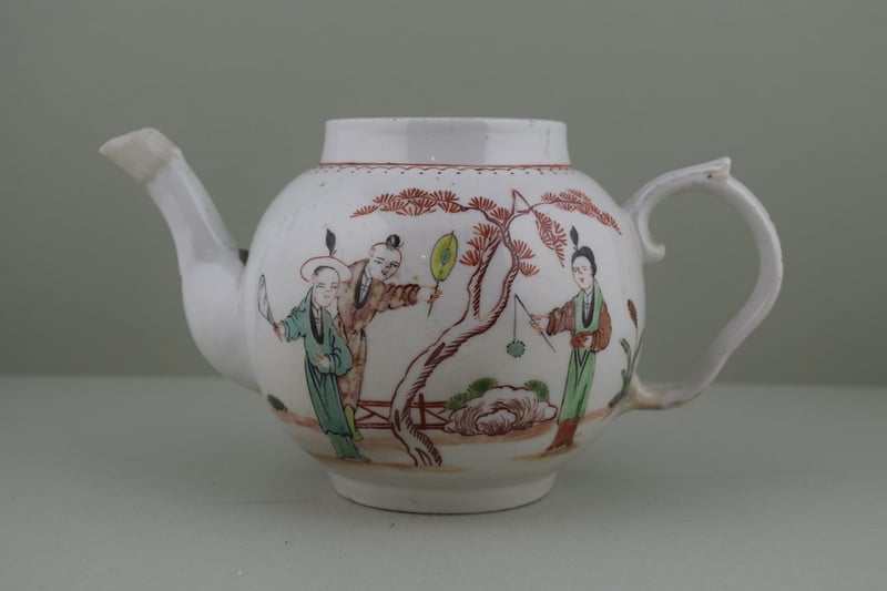 Bristol Mandarin Pattern Teapot, C1771-84.