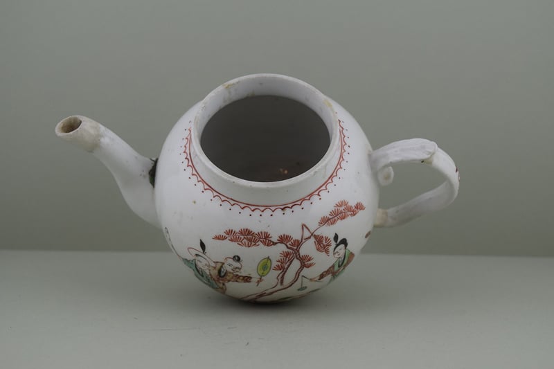 Bristol Mandarin Pattern teapot, C1774-81. i