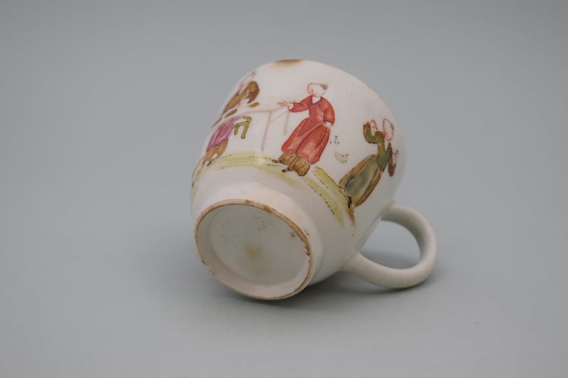Lowestoft Porcelain Mandarin Nosy Neighbour Pattern Coffee Cup, C1768-70 (8)