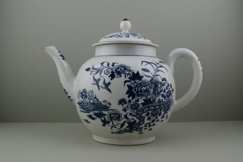 Worcester porcelain Fence pattern Punch pot and cover, C1765-85. a