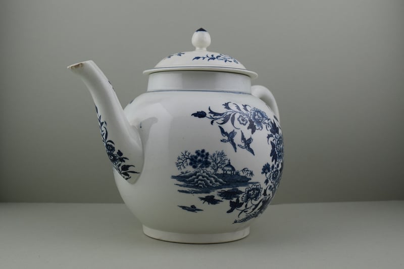 Worcester porcelain Fence pattern Punch pot and cover, C1765-85. b
