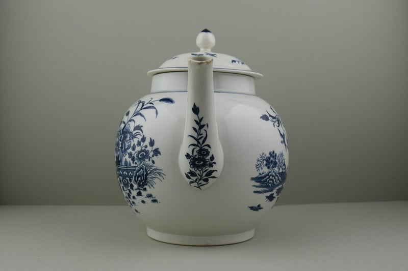 Worcester porcelain Fence pattern Punch pot and cover, C1765-85. c