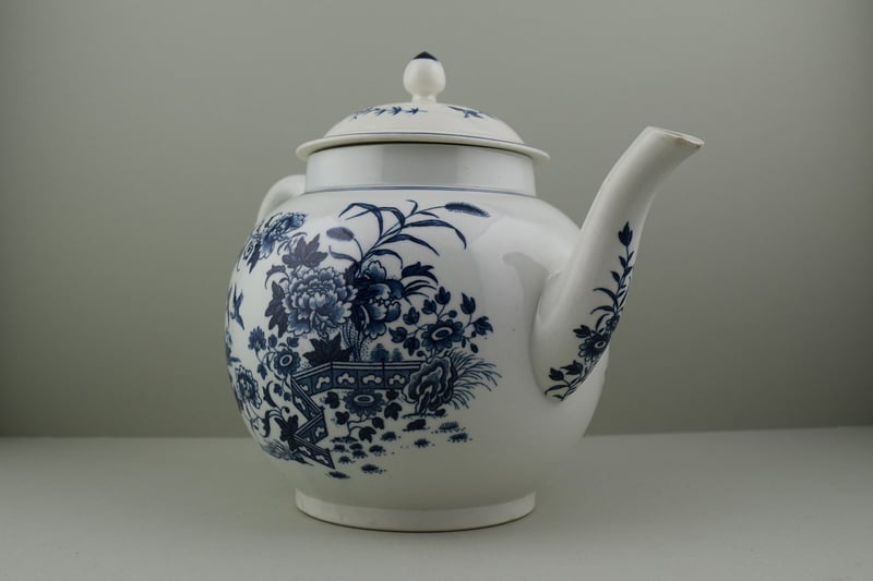 Worcester porcelain Fence pattern Punch pot and cover, C1765-85. d