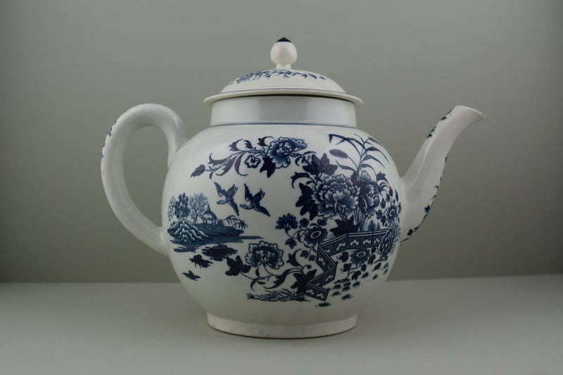 Worcester porcelain Fence pattern Punch pot and cover, C1765-85. e