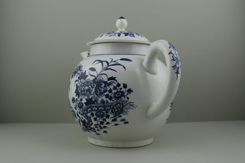 Worcester porcelain Fence pattern Punch pot and cover, C1765-85. h