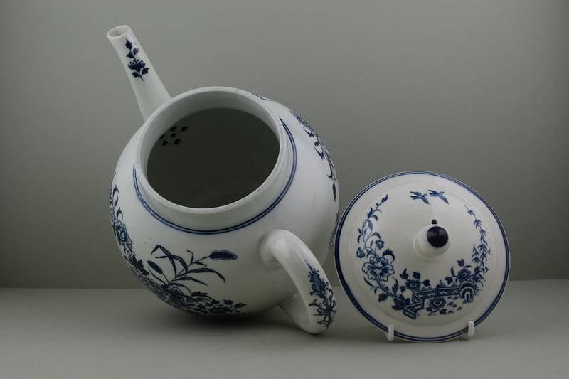 Worcester porcelain Fence pattern Punch pot and cover, C1765-85. i