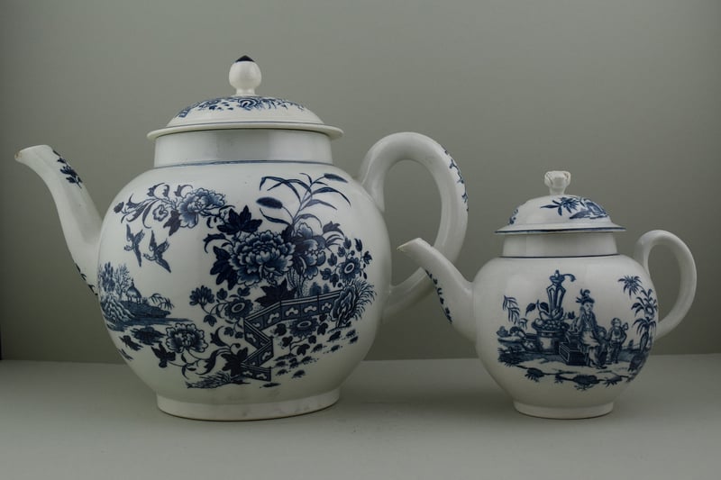 Fence pattern Punch Pot and Cover C1770