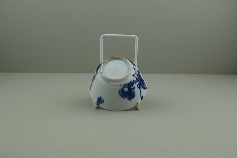 bow-porcelain-golfer-and-caddy-pattern-teabowl-and-saucer-c1750-h