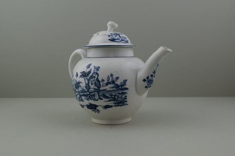 Worcester Porcelain Dr Wall La Terre Pattern Teapot and Cover, C1775. d