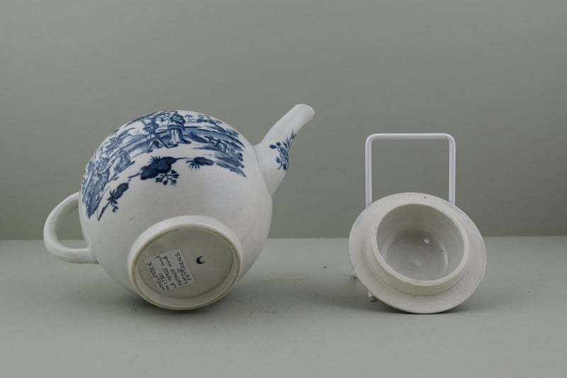 Worcester Porcelain Dr Wall La Terre Pattern Teapot and Cover, C1775. j