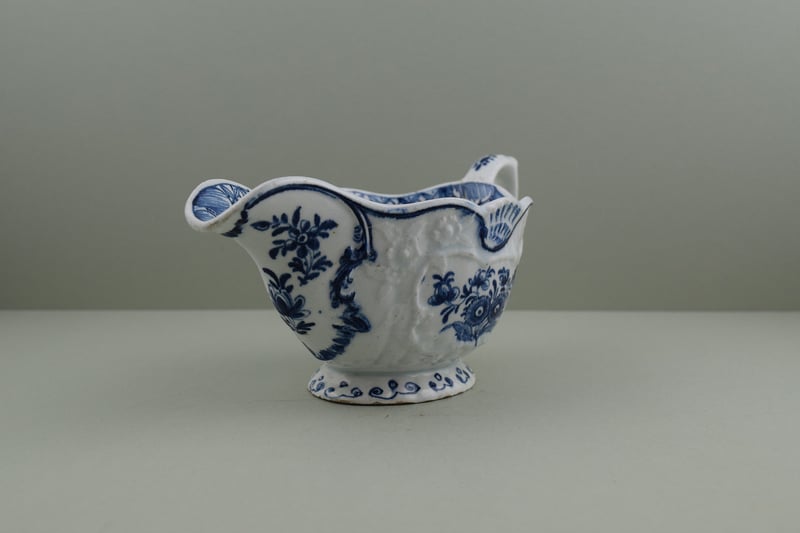 bow-porcelain-molded-flower-spays-pattern-sauceboat-c1760-65-b