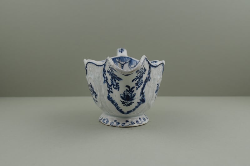 bow-porcelain-molded-flower-spays-pattern-sauceboat-c1760-65-c