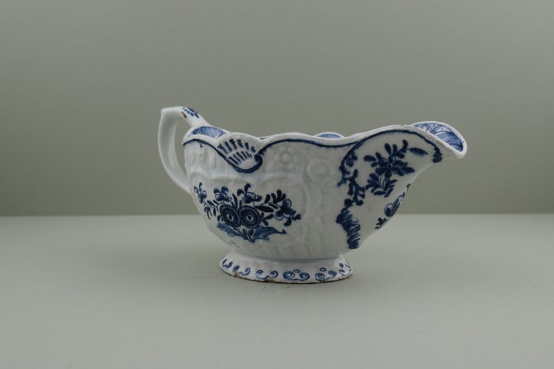 bow-porcelain-molded-flower-spays-pattern-sauceboat-c1760-65-d
