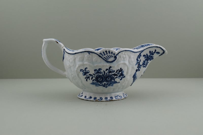 bow-porcelain-molded-flower-spays-pattern-sauceboat-c1760-65-e