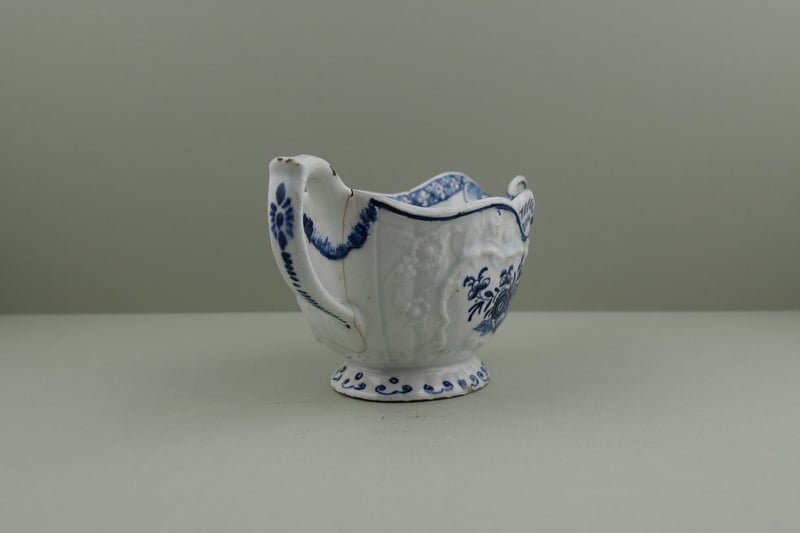 bow-porcelain-molded-flower-spays-pattern-sauceboat-c1760-65-f