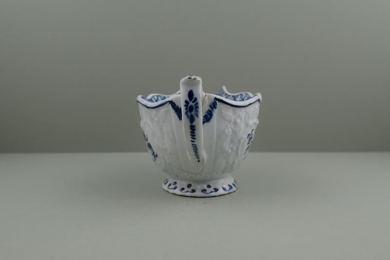 bow-porcelain-molded-flower-spays-pattern-sauceboat-c1760-65-g
