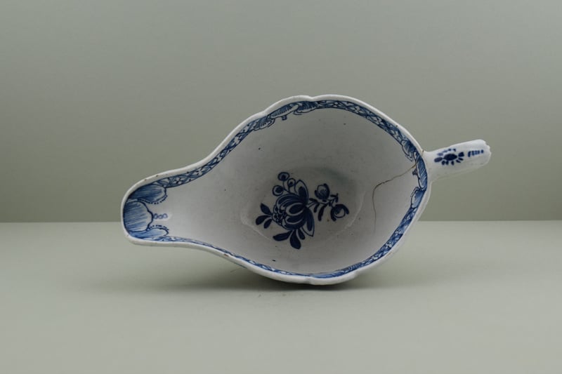 bow-porcelain-molded-flower-spays-pattern-sauceboat-c1760-65-i