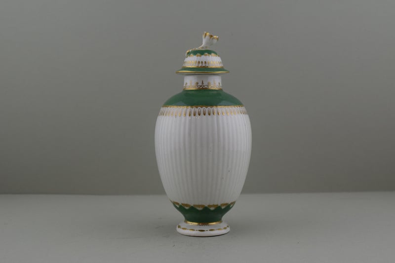 Worcester Porcelain Ribbed Green and Gold Tea Canister and Cover, C1780. b