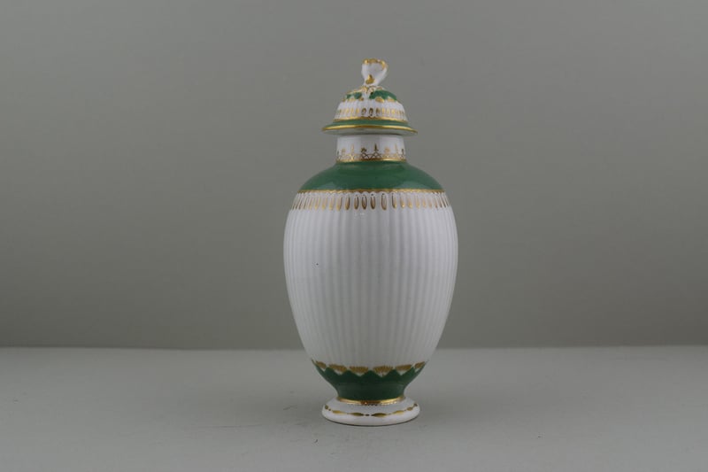 Worcester Porcelain Ribbed Green and Gold Tea Canister and Cover, C1780. c