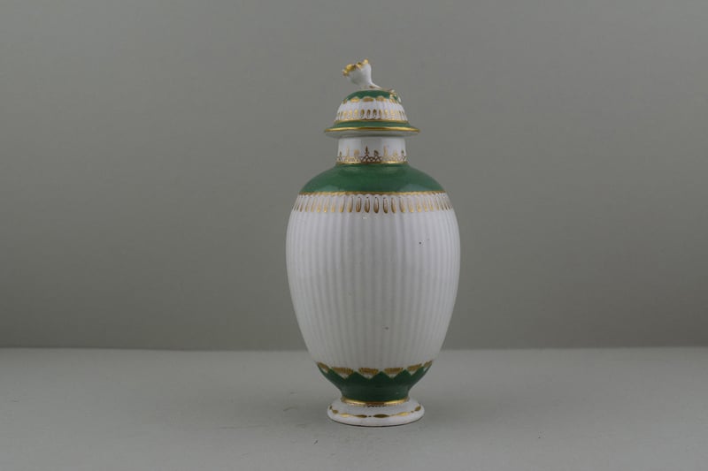 Worcester Porcelain Ribbed Green and Gold Tea Canister and Cover, C1780. d