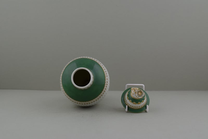 Worcester Porcelain Ribbed Green and Gold Tea Canister and Cover, C1780. e