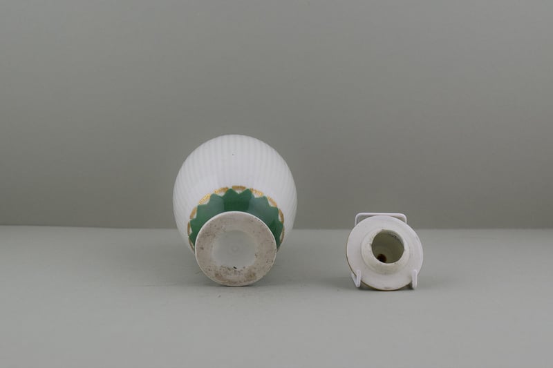 Worcester Porcelain Ribbed Green and Gold Tea Canister and Cover, C1780. f