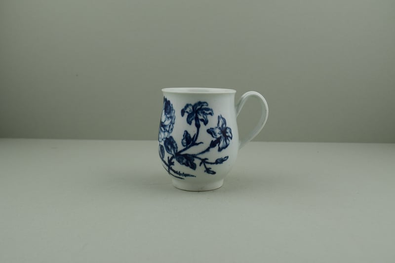 worcester-porcelain-small-size-bell-shape-thorny-rose-pattern-mug-a
