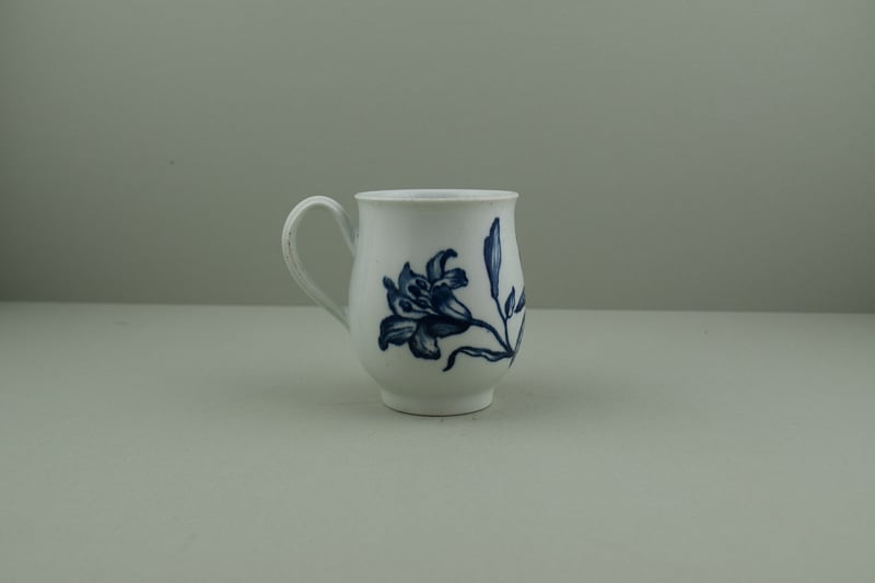 worcester-porcelain-small-size-bell-shape-thorny-rose-pattern-mug-d