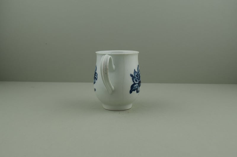 worcester-porcelain-small-size-bell-shape-thorny-rose-pattern-mug-e