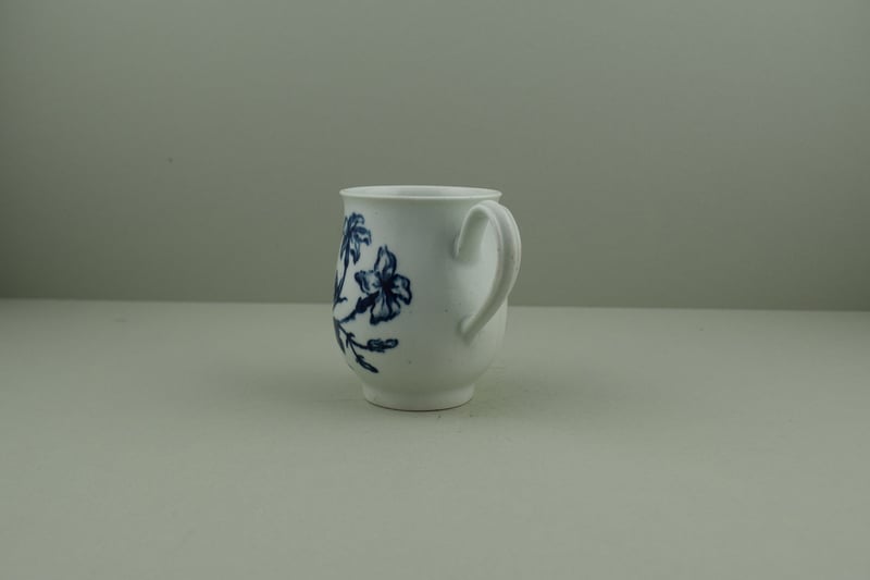 worcester-porcelain-small-size-bell-shape-thorny-rose-pattern-mug-f