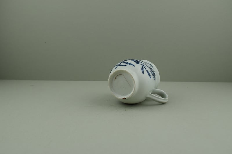 worcester-porcelain-small-size-bell-shape-thorny-rose-pattern-mug-g