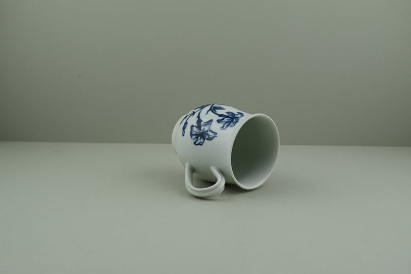worcester-porcelain-small-size-bell-shape-thorny-rose-pattern-mug-h