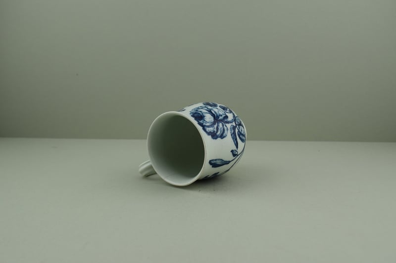 worcester-porcelain-small-size-bell-shape-thorny-rose-pattern-mug-i