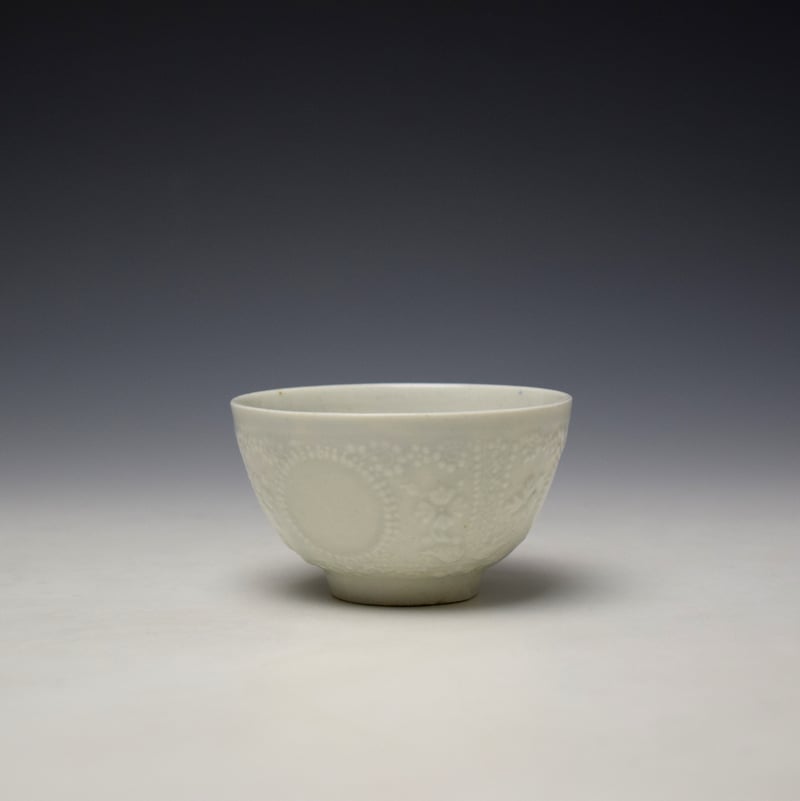 Lowestoft White Hughes Moulded Teabowl and Saucer c1762-65 (5)